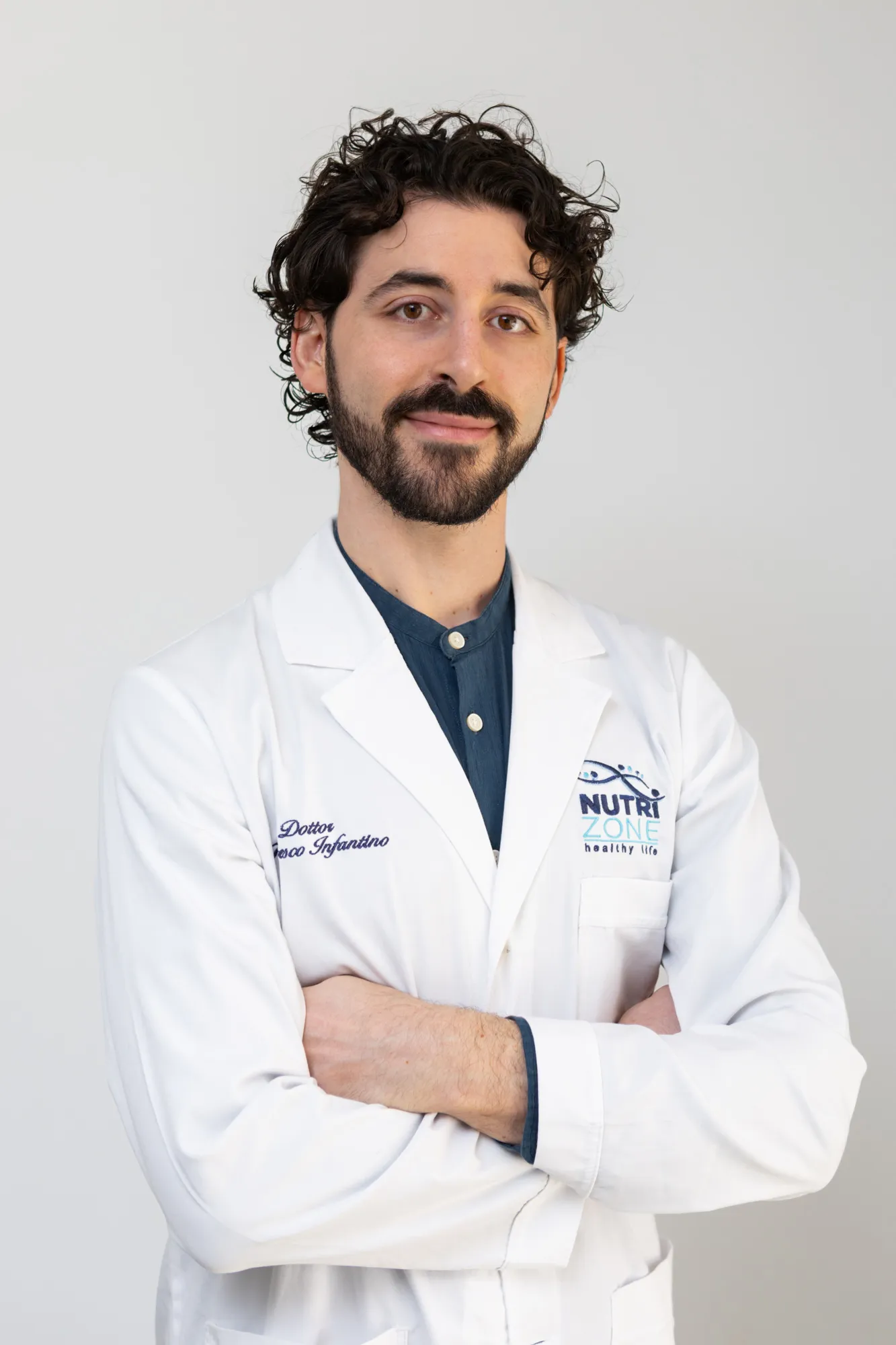 Il Dr. Francesco Infantino, biologo nutrizionista, in camice bianco